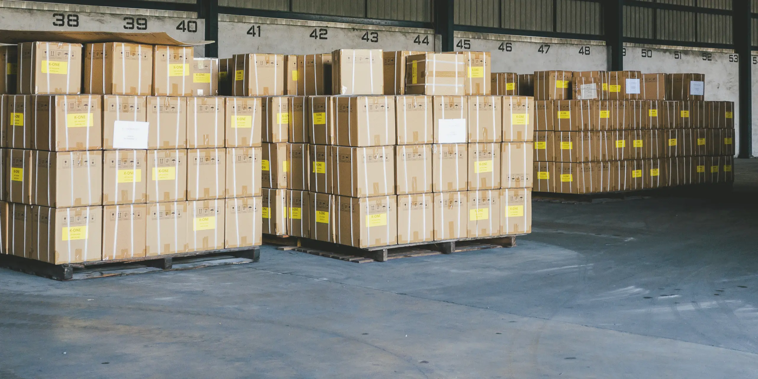 3 pallets con un conjunto de cajas de 3 filas y 4 columnas.