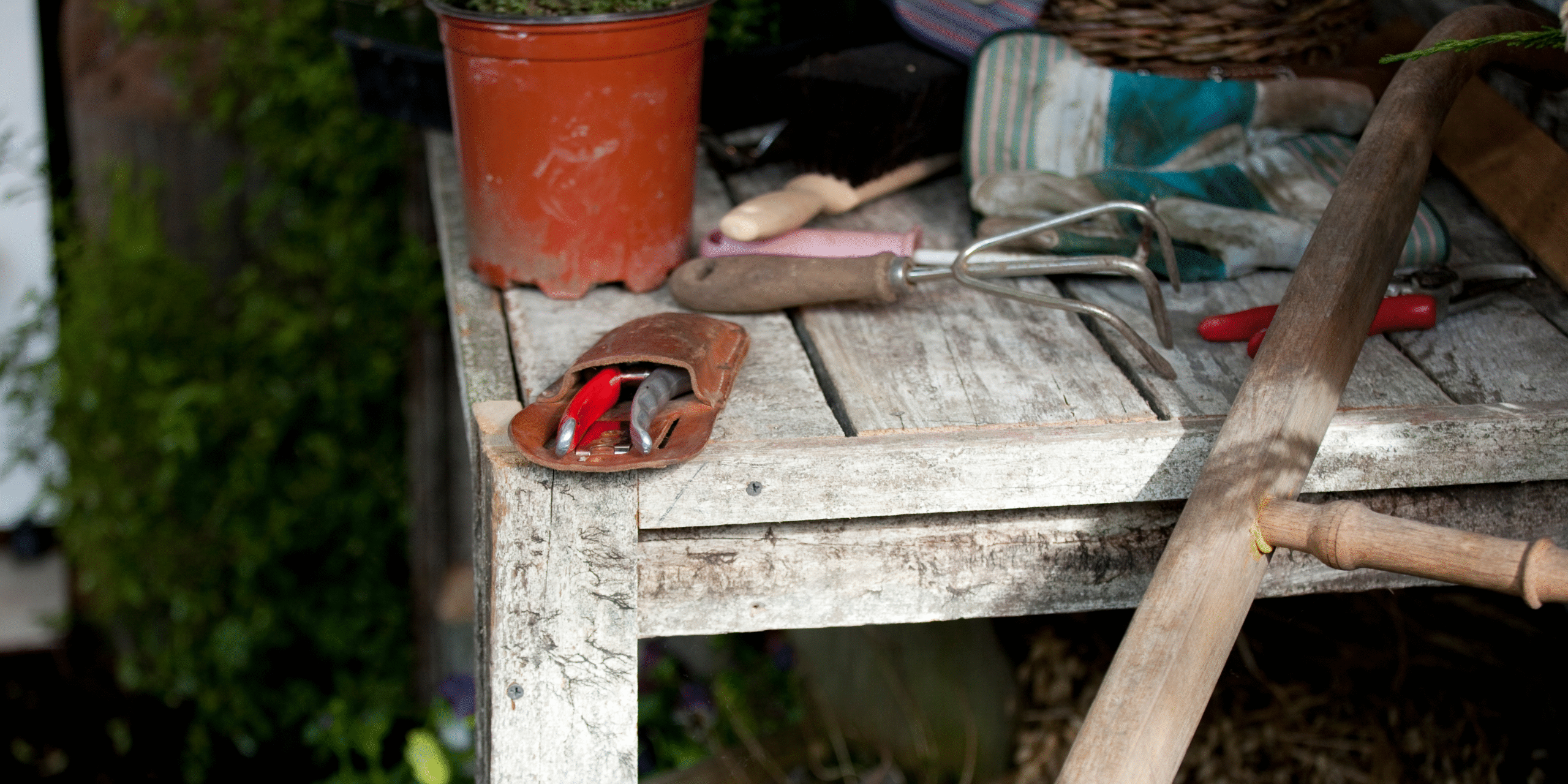 Conjunto de herramientas sobre una mesa